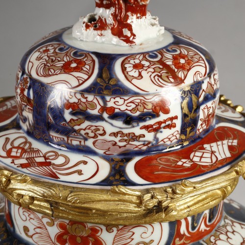 Grande paire de vases couverts en porcelaine d’Imari, époque XVIIIe siècle - Arts d