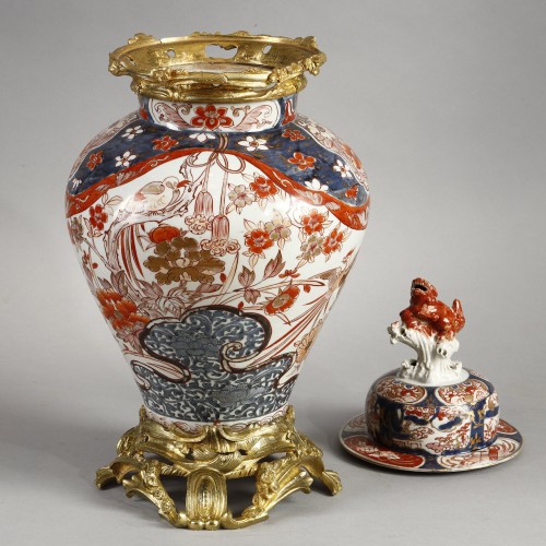  - Grande paire de vases couverts en porcelaine d’Imari, époque XVIIIe siècle