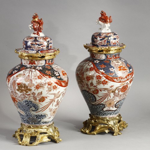 Antiquités - Grande paire de vases couverts en porcelaine d’Imari, époque XVIIIe siècle