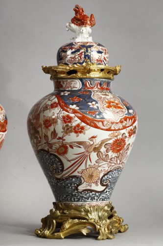 Antiquités - Grande paire de vases couverts en porcelaine d’Imari, époque XVIIIe siècle