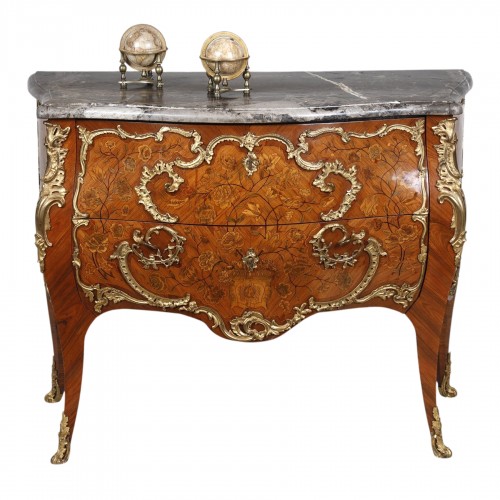 Commode galbée d'époque Louis XV estampillée de Jacques Dubois