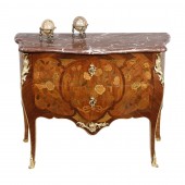Commode galbée estampillée CHEVALLIER