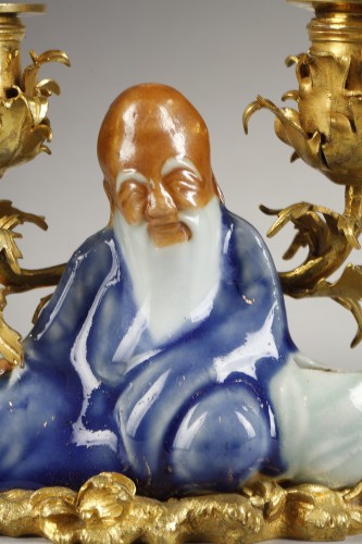 Petit bougeoir aux Chinois d'époque Louis XV en porcelaine de chine et bronze doré - Luminaires Style Louis XV