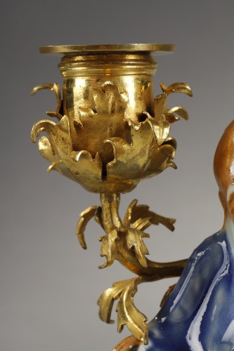 Luminaires Bougeoirs et Chandeliers - Petit bougeoir aux Chinois d'époque Louis XV en porcelaine de chine et bronze doré