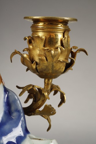 Petit bougeoir aux Chinois d'époque Louis XV en porcelaine de chine et bronze doré - Galerie Gilles Linossier