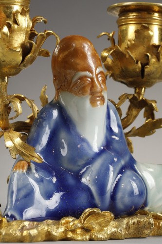 XVIIIe siècle - Petit bougeoir aux Chinois d'époque Louis XV en porcelaine de chine et bronze doré
