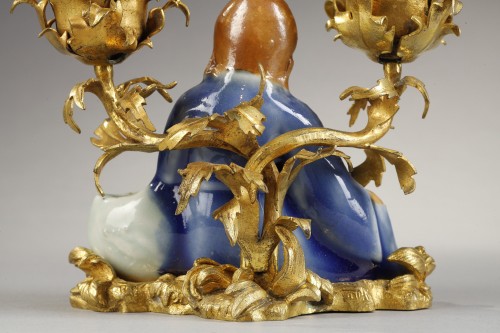 Petit bougeoir aux Chinois d'époque Louis XV en porcelaine de chine et bronze doré - Louis XV