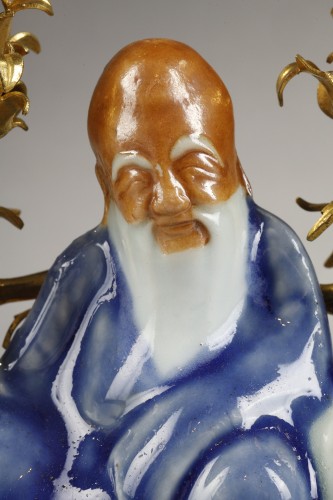 Louis XV - Petit bougeoir aux Chinois d'époque Louis XV en porcelaine de chine et bronze doré