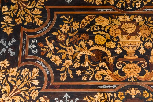 Mobilier Commode - Commode mazarine d'époque Louis XIV en marqueterie florale, attribuée à Thomas Hache