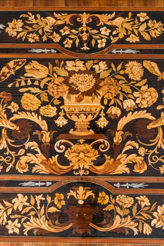 XVIIIe siècle - Commode mazarine d'époque Louis XIV en marqueterie florale, attribuée à Thomas Hache