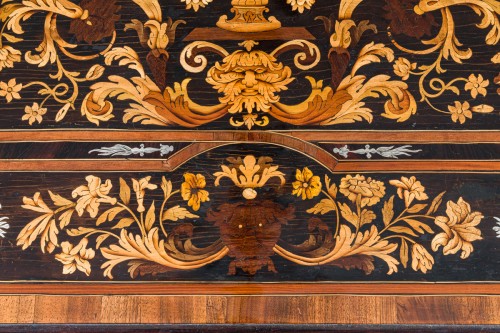 Commode mazarine d'époque Louis XIV en marqueterie florale, attribuée à Thomas Hache - Louis XIV