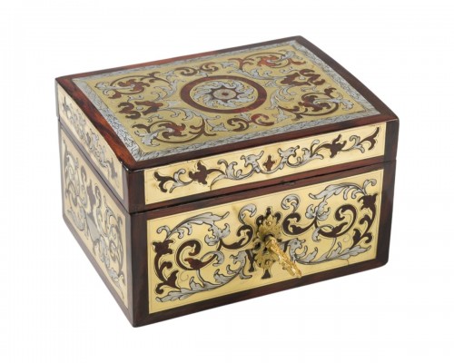 Small Boulle marquetry box in tortoiseshell, pewter, and brass.