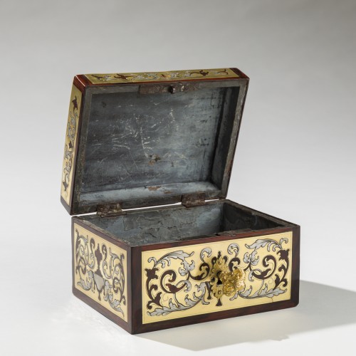 Small Boulle marquetry box in tortoiseshell, pewter, and brass. - 