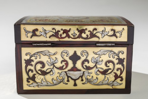 Antiquités - Small Boulle marquetry box in tortoiseshell, pewter, and brass.