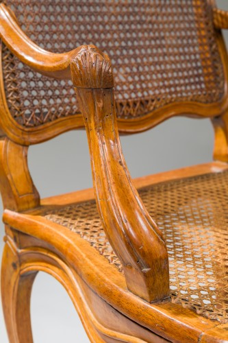 XVIIIe siècle - Paire de fauteuils cannés d’époque Louis XV, attribué à Nogaret