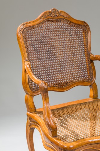 Antiquités - Paire de fauteuils cannés d’époque Louis XV, attribué à Nogaret