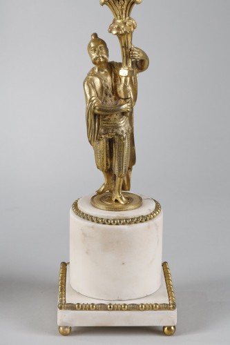 XVIIIe siècle - Paire de bougeoirs d’époque Louis XVI en bronze doré