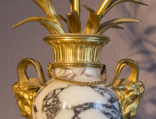 Paire de cassolettes Louis XVI en marbre et bronze doré - Louis XVI