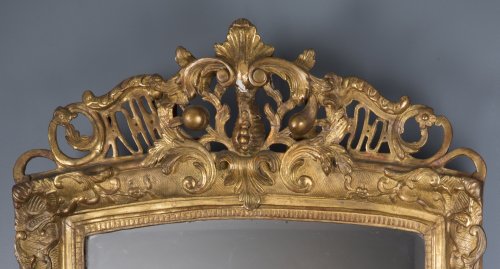 A French Regence period giltwood mirror - Mirrors, Trumeau Style French Regence