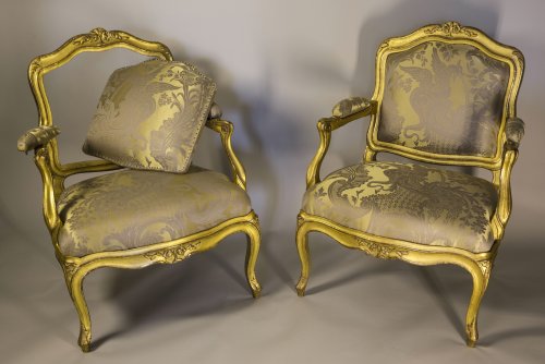 Paire de fauteuils à chassis d’époque Louis XV en bois doré