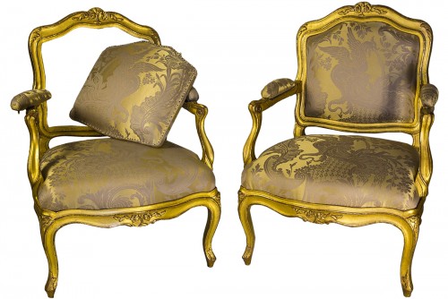 Paire de fauteuils à chassis d’époque Louis XV en bois doré