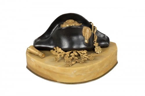 Encrier en bicorne en bronze doré et patiné