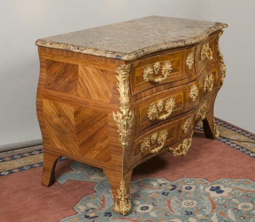 Commode tombeau d'époque Régence attribuée à Mondon - Mobilier Style Régence