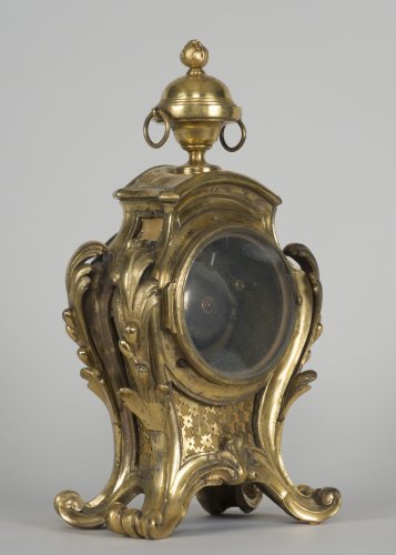 Petite pendule d'époque Louis XV en bronze doré - Galerie Gilles Linossier