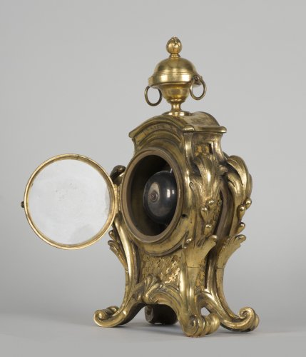 XVIIIe siècle - Petite pendule d'époque Louis XV en bronze doré