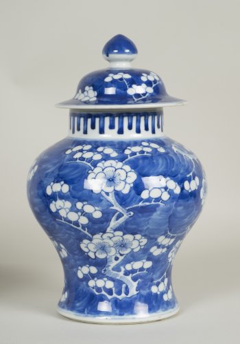 Céramiques, Porcelaines  - Paire de vases Kangxi