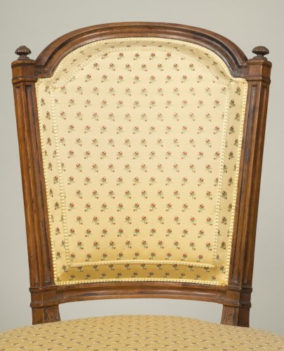 Antiquités - Suite de six chaises en noyer d'époque Louis XVI