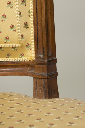 Antiquités - Suite de six chaises en noyer d'époque Louis XVI