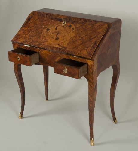 Mobilier Bureau et Secrétaire - Bureau dos d'âne d'époque Louis XV estampillé I.C. Saunier