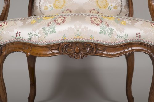 Sièges Fauteuil & Bergère - Paire de fauteuils à la reine en noyer estampillés Tilliard