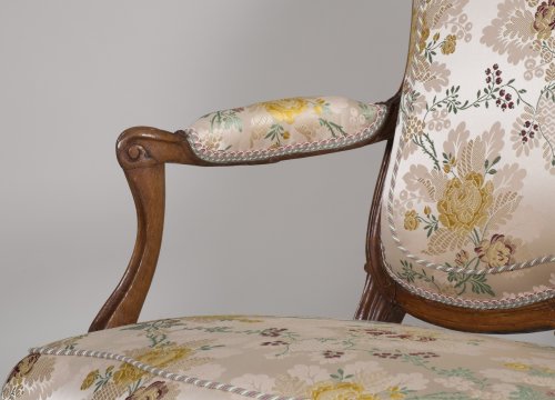 Antiquités - Paire de fauteuils à la reine en noyer estampillés Tilliard