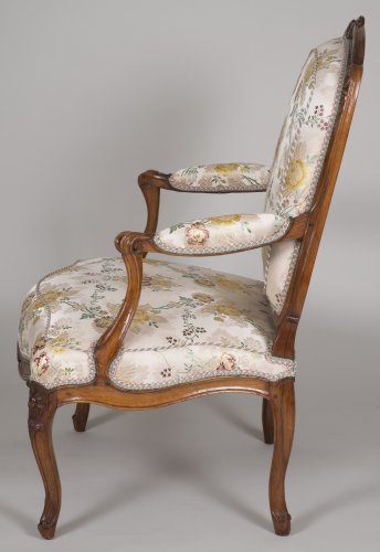 Antiquités - Paire de fauteuils à la reine en noyer estampillés Tilliard