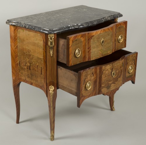 XVIIIe siècle - Petite commode estampillée Roussel