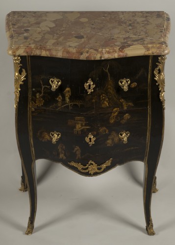 Petite commode en laque estampillée E.A.VEAUX - Mobilier Style Louis XV