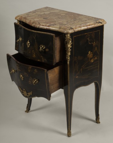 Mobilier Commode - Petite commode en laque estampillée E.A.VEAUX