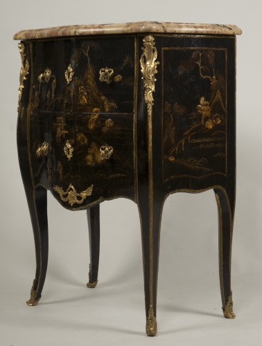 Louis XV - Petite commode en laque estampillée E.A.VEAUX