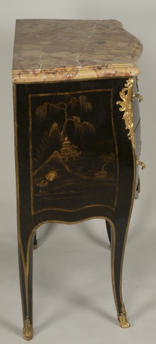 Antiquités - Petite commode en laque estampillée E.A.VEAUX