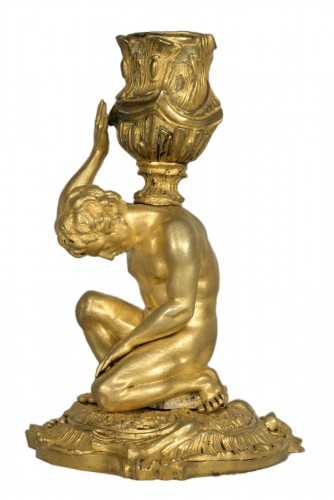 Bougeoir en bronze doré figurant un homme assis sur un rocher