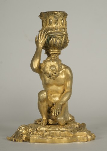 Bougeoir en bronze doré figurant un homme assis sur un rocher - Luminaires Style 