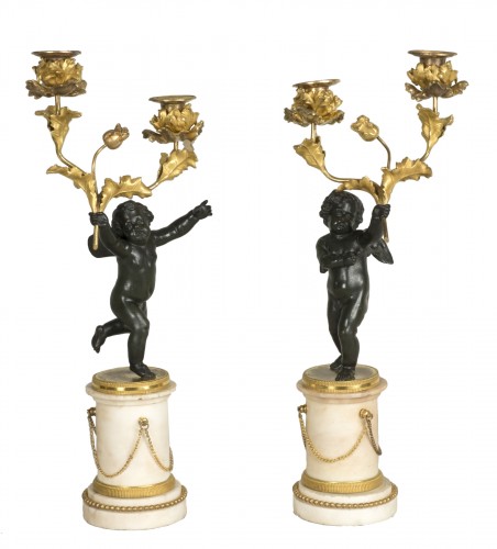 Paire de candélabres aux amours en bronze doré et patiné