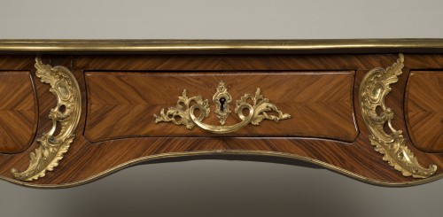 XVIIIe siècle - Bureau Plat d’époque Louis XV estampillé Reizell