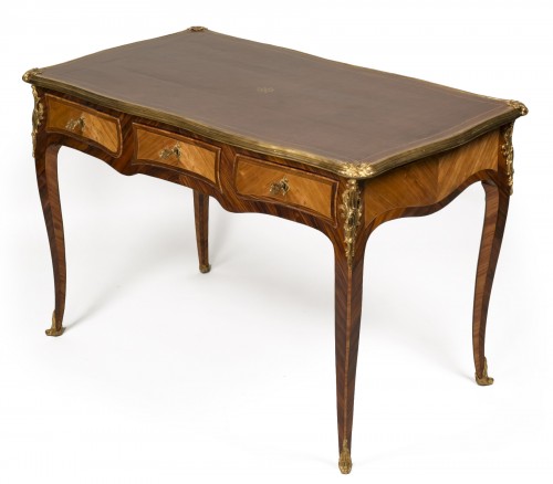 Petit bureau plat d’époque Louis XV attribué à Vassou