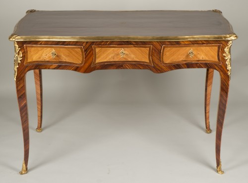 Petit bureau plat d’époque Louis XV attribué à Vassou - Mobilier Style Louis XV