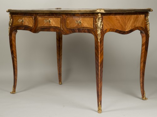 XVIIIe siècle - Petit bureau plat d’époque Louis XV attribué à Vassou