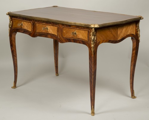 Antiquités - Petit bureau plat d’époque Louis XV attribué à Vassou