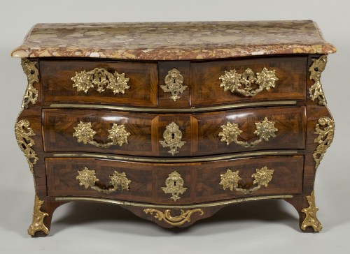 Commode tombeau en palissandre d'époque Régence, vers 1750 - Mobilier Style Régence